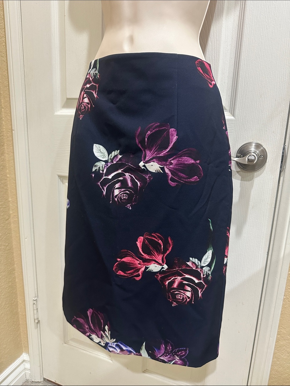 Black Floral Pencil Skirt - Elegant Women's Workwear size 6